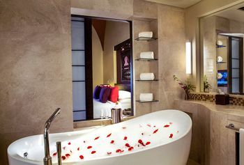 Deep Soaking Bathtub